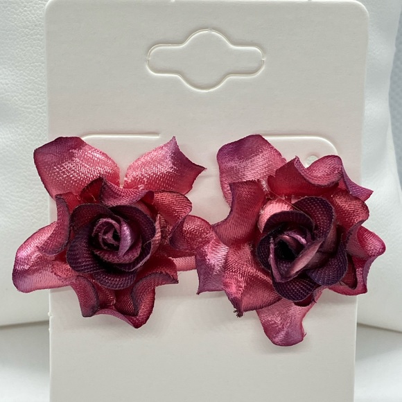 Cute Maroon/White Faux Flower Silver Push Back Stud Earrings A-09 - Picture 4 of 6